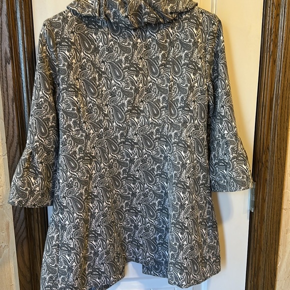 Beautiful Grey and White Jacket - Picture 7 of 7